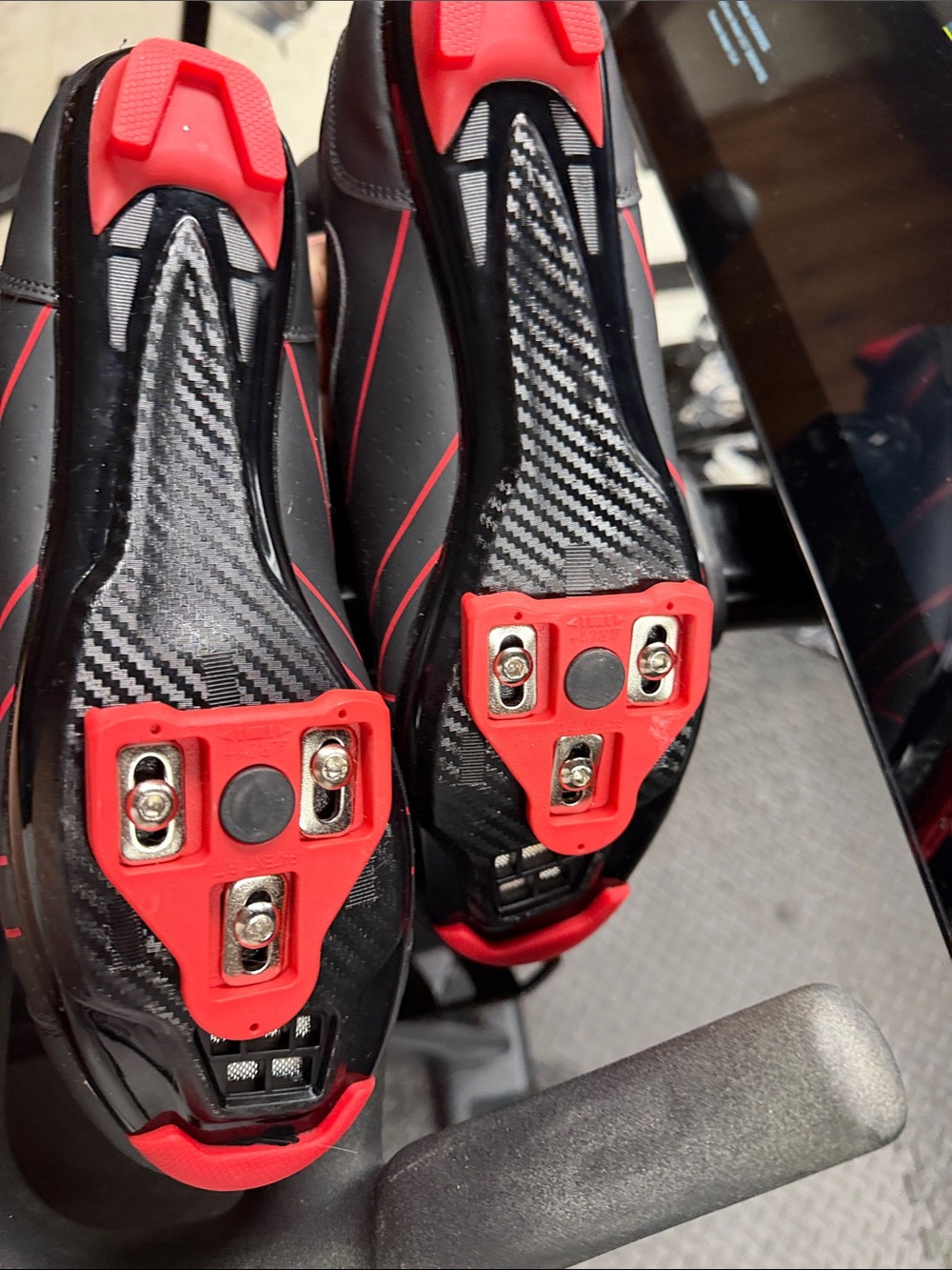 KESCoO Men's Black and Red Cycling Shoes size 45 with delta clips - Picture 5 of 5